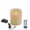 Oplaadbare led kaars met 30 uur brandtijd, 12,5 x 15 cm, wordt getoond naast een afstandsbediening en een voedingsadapter met snoer.