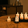 Zes oplaadbare beste led waxinelichtjes 2026 (75 uur brandtijd) met afstandsbediening staan op een ronde houten tafel in een sfeervolle kamer, ideaal voor ontspannen avonden.
