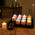 Een set van 12 oplaadbare RGB led theelichtjes (waterdicht, 68 uur brandtijd) met afstandsbediening en timerfunctie, gerangschikt op een zwarte tray met één theelichtje ernaast, gepresenteerd op een houten tafel.