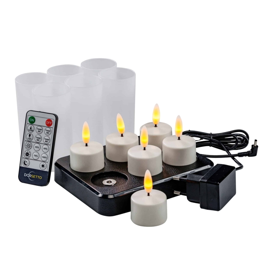 Set van 6 oplaadbare led waxinelichtjes met witte houders, 75 uur brandtijd, afstandsbediening, oplaadtray en adapter. De vlamloze kaarsen met realistische vlamvorm zijn afgebeeld op een witte achtergrond.