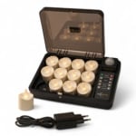 In een zwarte oplaadkoffer zitten twaalf oplaadbare waxinelichtjes (tot 400 uur brandduur, set van 12, waterdicht, kaarsvet look) met een afstandsbediening. Aan de buitenkant zit één waxinelichtje en aan de voorkant zit een oplaadadapter met snoer.