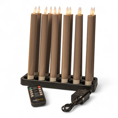 Een set van 6 oplaadbare dinerkaarsen (97 mm, warm wit, 58 uur brandtijd) met afstandsbediening en voedingsadapter op een witte achtergrond.