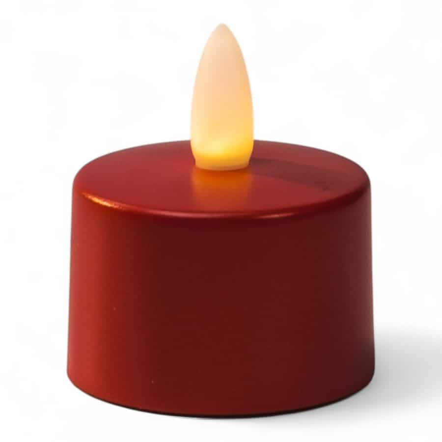 Een set van 12 rode oplaadbare waxinelichtjes LED waxinelichtjes, waterdicht en met afstandsbediening, tot 400 uur brandduur, afgebeeld met een geeloranje vlamvormig lichtje tegen een effen witte achtergrond.