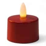 Een enkel waterdicht, oplaadbaar rood LED theelichtje met een brandtijd van 175 uur, afgebeeld tegen een witte achtergrond.