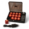 Een set van 12 rode oplaadbare waxinelichtjes (tot 400 uur brandduur, LED, realistisch, waterdicht, timer) gloeit in een strak zwart oplaaddoosje met transparant deksel; inclusief voedingsadapter.