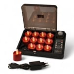 Een set van 12 rode oplaadbare waxinelichtjes (tot 400 uur brandduur, LED, realistisch, waterdicht, timer) gloeit in een strak zwart oplaaddoosje met transparant deksel; inclusief voedingsadapter.