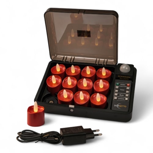 Een set van 12 rode oplaadbare waxinelichtjes (tot 400 uur brandduur, LED, realistisch, waterdicht, timer) gloeit in een strak zwart oplaaddoosje met transparant deksel; inclusief voedingsadapter.