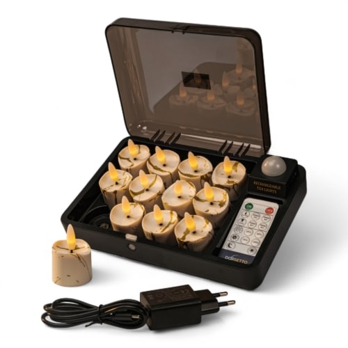 Een set van 12 oplaadbare led theelichtjes met marmer look, tot 400 uur merkduur, geleverd met afstandsbediening, in een zwarte oplaadkoffer met transparant deksel en voedingsadapter.