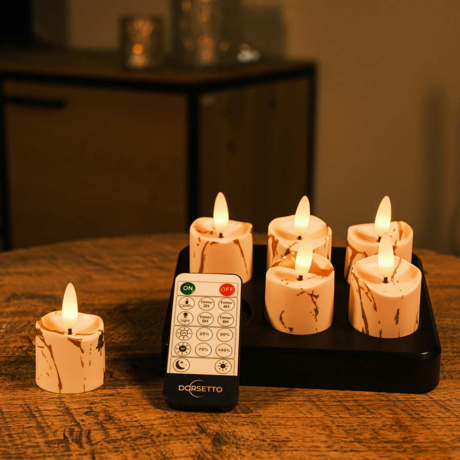 Zes gemarmerde waxinelichtjes (elk 175 uur) met een realistische uitstraling staan op een houten dienblad, één set apart. Inclusief afstandsbediening. Duurzaam verlichten 2026