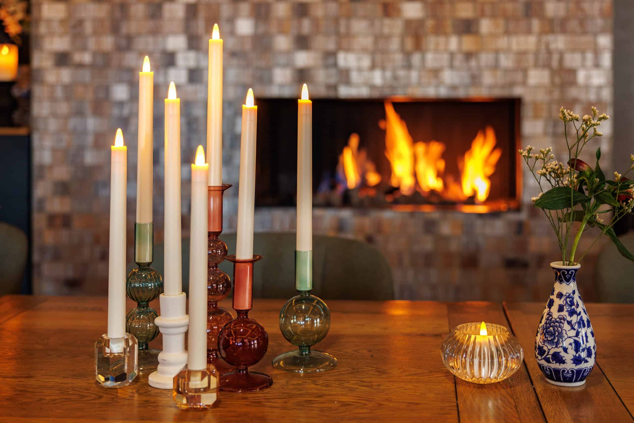 Mooie led dinerkaarsen in een glazen kaarsenhouder op een mooie houten tafel