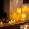 oplaadbare led waxinelichtjes op een plank voor de openhaard