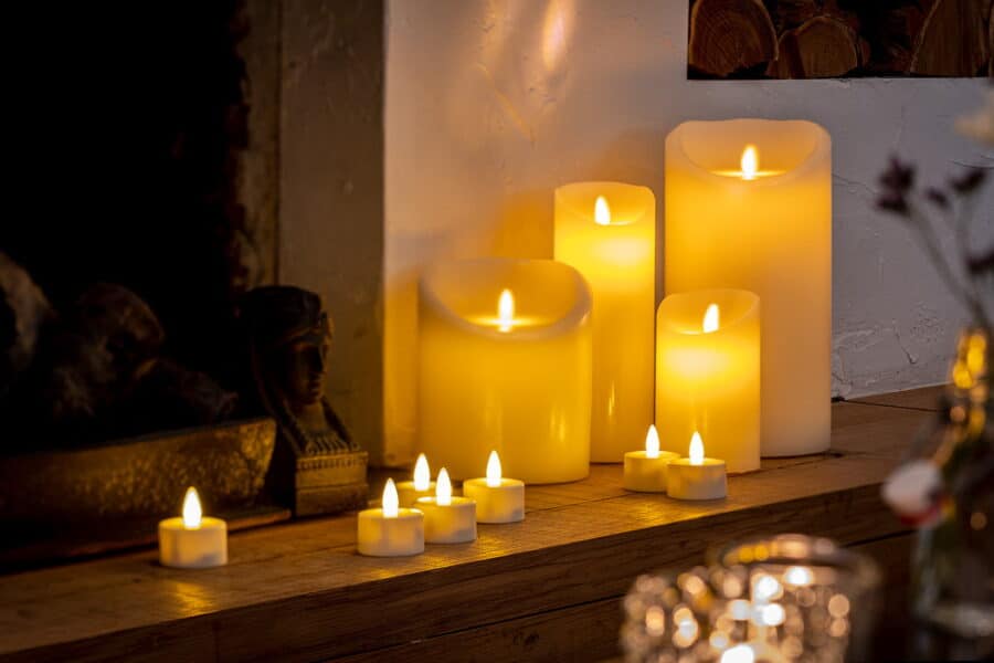oplaadbare led waxinelichtjes op een plank voor de openhaard