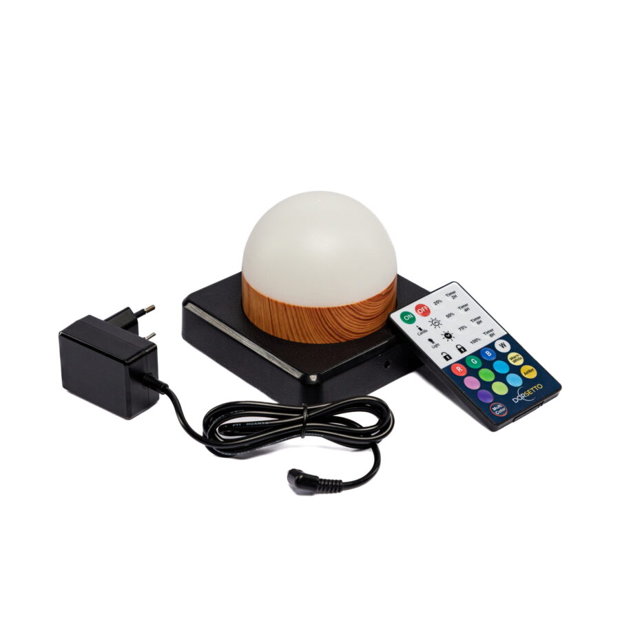 Een bolvormige, waterdichte oplaadbare LED tafellamp met timerfunctie, witte kap en houtlook voet staat op een zwarte basis, samen met adapter en afstandsbediening met kleurrijke knoppen.