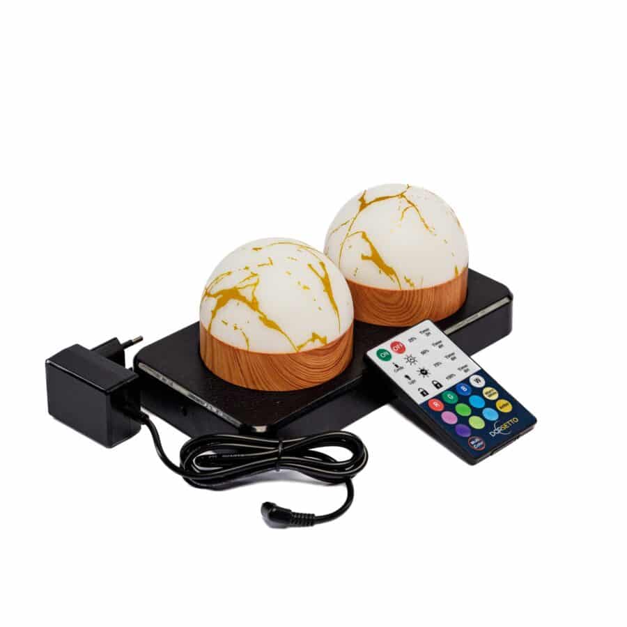 Twee oplaadbare led tafellampen in bolvorm met marmer-goud en houtlook staan op een zwart oplaadstation, inclusief timerfunctie, afstandsbediening en adapter.