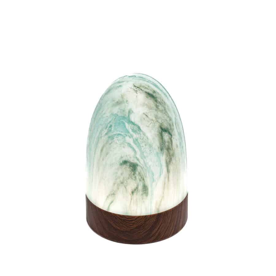 Een set van 2 oplaadbare LED tafellampen met een ovaal, gemarmerd groen glazen blad en houtlook voet heeft een waterdicht ontwerp en timerfunctie, en gloeit zacht tegen een witte achtergrond.