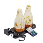 Twee oplaadbare LED tafellampen met marmer-goud en houtlook staan op een zwarte tray, hebben timerfunctie, zijn waterdicht, werken als vaas en worden geleverd met afstandsbediening en stroomadapter.