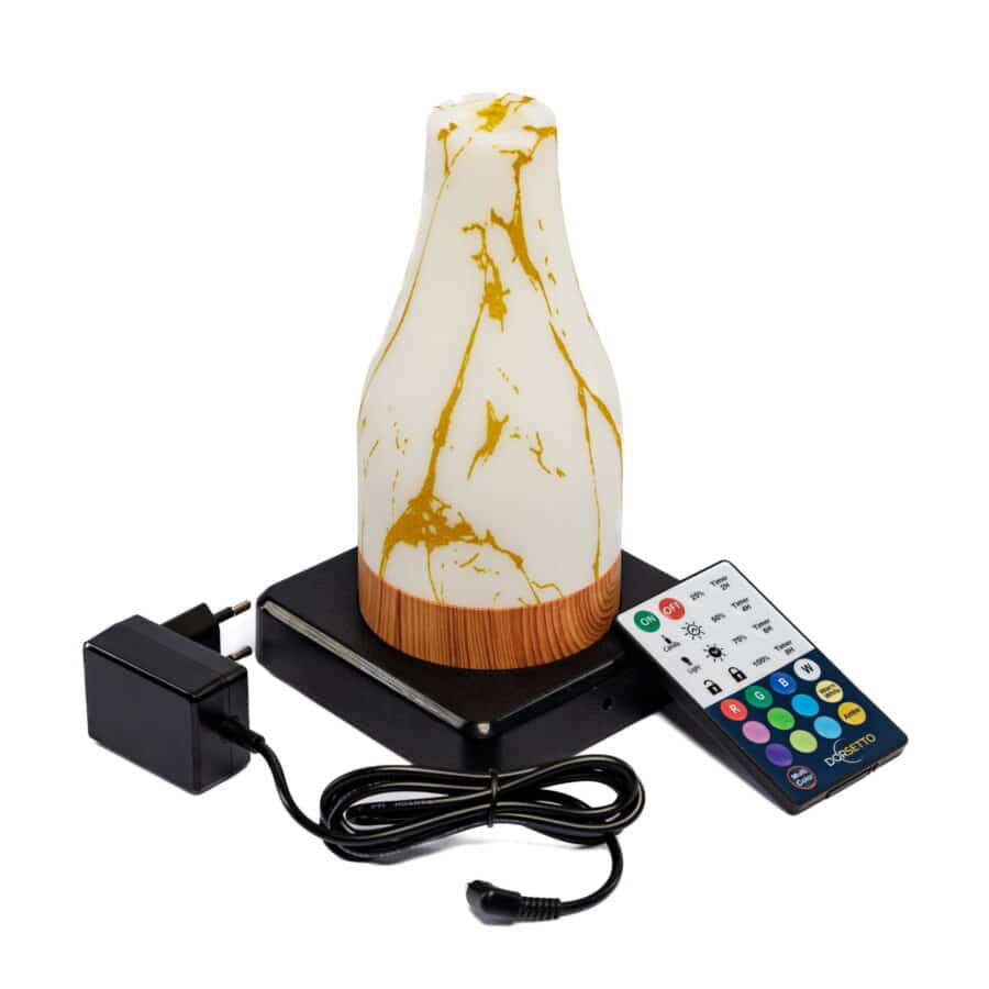 Een marmeren gouden vaasvormige oplaadbare LED tafellamp met een voet in houtlook, timerfunctie en waterdicht ontwerp staat op een zwart plateau naast een verstuiver van essentiële olie, een kleurrijke afstandsbediening en een zwarte stroomadapter.