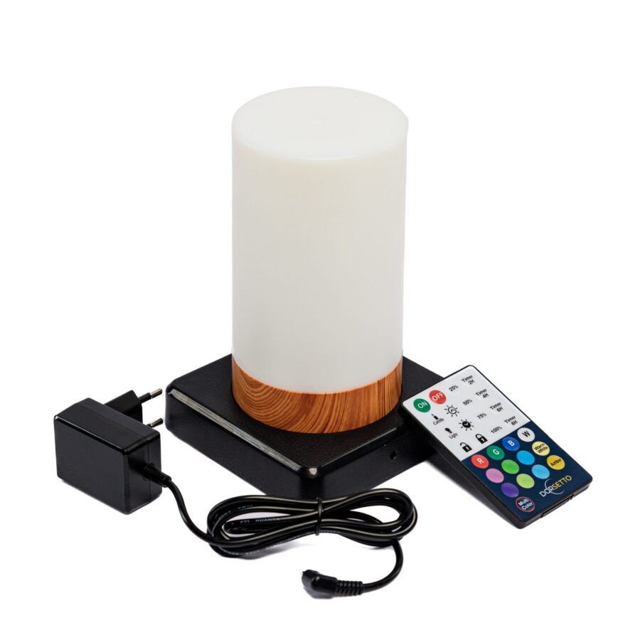 Een 1 oplaadbare led tafellamp (cilindervorm, wit, houtlook, waterdicht, met timerfunctie), een afstandsbediening en een zwarte voedingsadapter met snoer zijn samen op een vlakke ondergrond geplaatst.