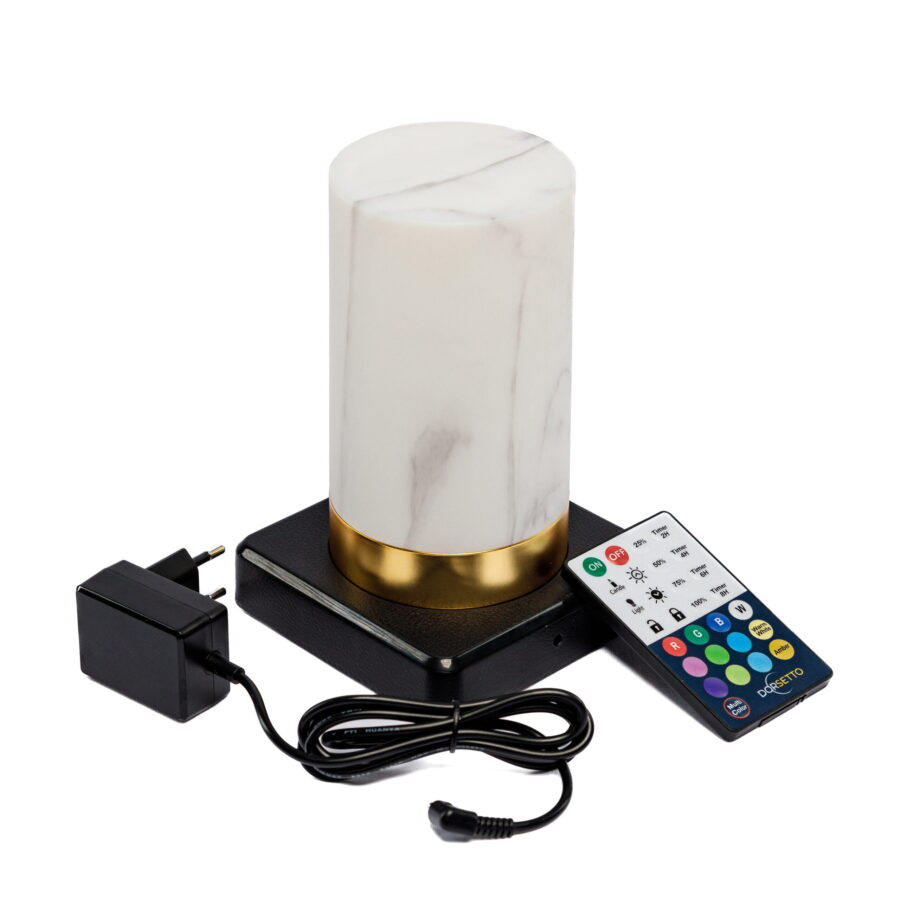 Een 1 oplaadbare led tafellamp, waterdicht en cilindervormig met marmer witte en goudlook afwerking, staat op een zwart plateau. Een afstandsbediening en voedingsadapter met snoer liggen ernaast op een witte achtergrond.