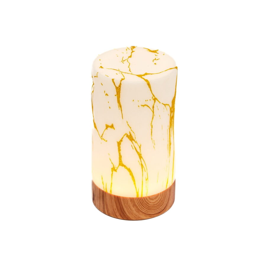 Een cilindervormige oplaadbare led tafellamp met een marmeren goud- en houtlook, waterdicht, met timerfunctie, zacht oplichtend tegen een witte achtergrond.