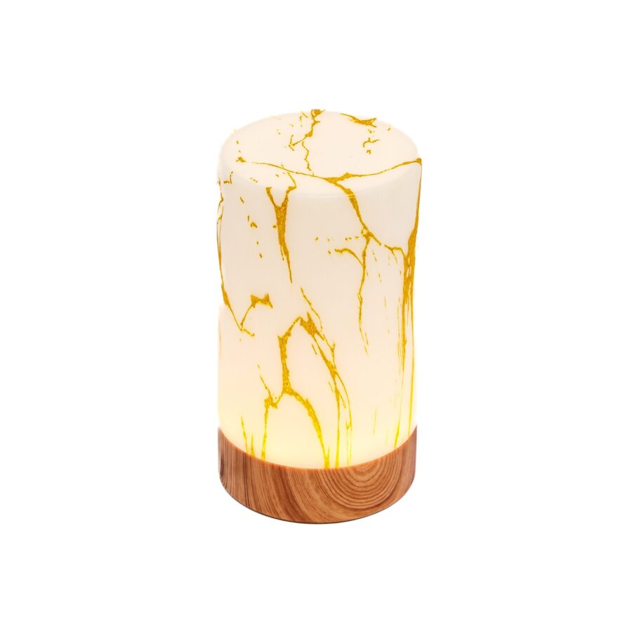 Een 1 oplaadbare led tafellamp, cilindervormig met hout look en wit marmer goud design, waterdicht en voorzien van timerfunctie, straalt zacht licht uit tegen een witte achtergrond.