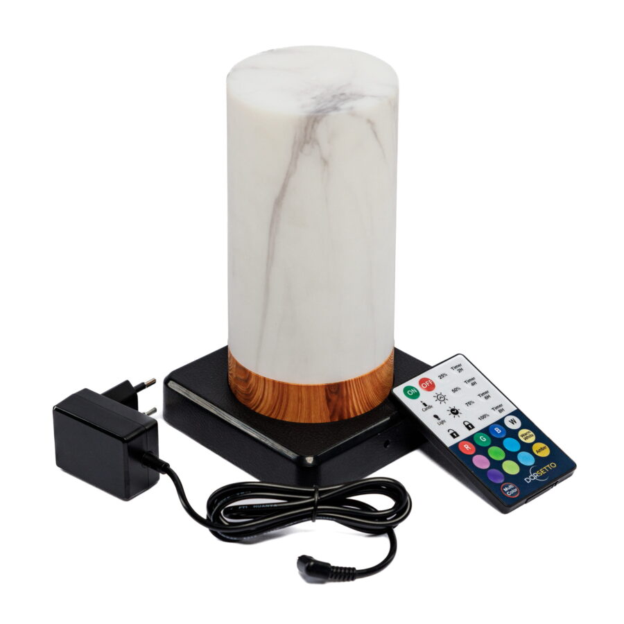 De 1 oplaadbare led tafellamp is een waterdichte, cilindervormige lamp met marmer witte bovenkant en houtlook basis, geplaatst op een zwart platform. Ernaast liggen een AC-adapter en een multikleurige afstandsbediening met diverse knoppen.