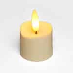 Een Realistisch led waxinelichtje oplaadbaar - los met een geel vlamvormig licht zit op een wit oppervlak.