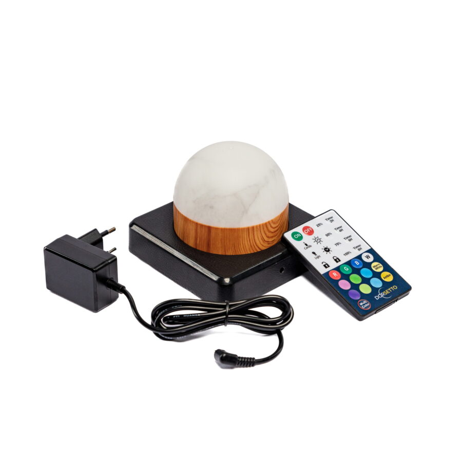 Een 1 oplaadbare led tafellamp, waterdicht met timerfunctie in bolvorm met wit marmer en hout look staat op een zwarte basis naast een afstandsbediening en voedingsadapter met snoer, alles op een witte achtergrond.