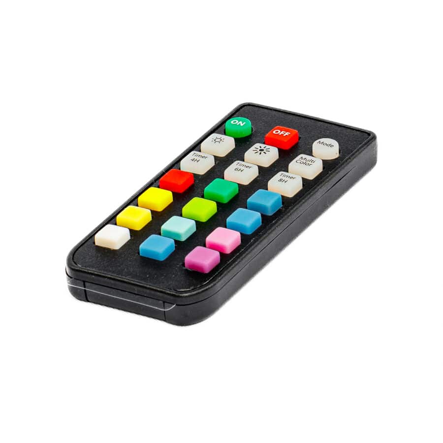 De Led waxinelichtjes afstandsbediening RGB is een kleine zwarte afstandsbediening met kleurrijke vierkante knoppen - rood, groen, blauw, geel, wit - in rijen. De bovenste rij bevat aan/uit- en helderheidsregelaars voor LED waxinelichtjes.