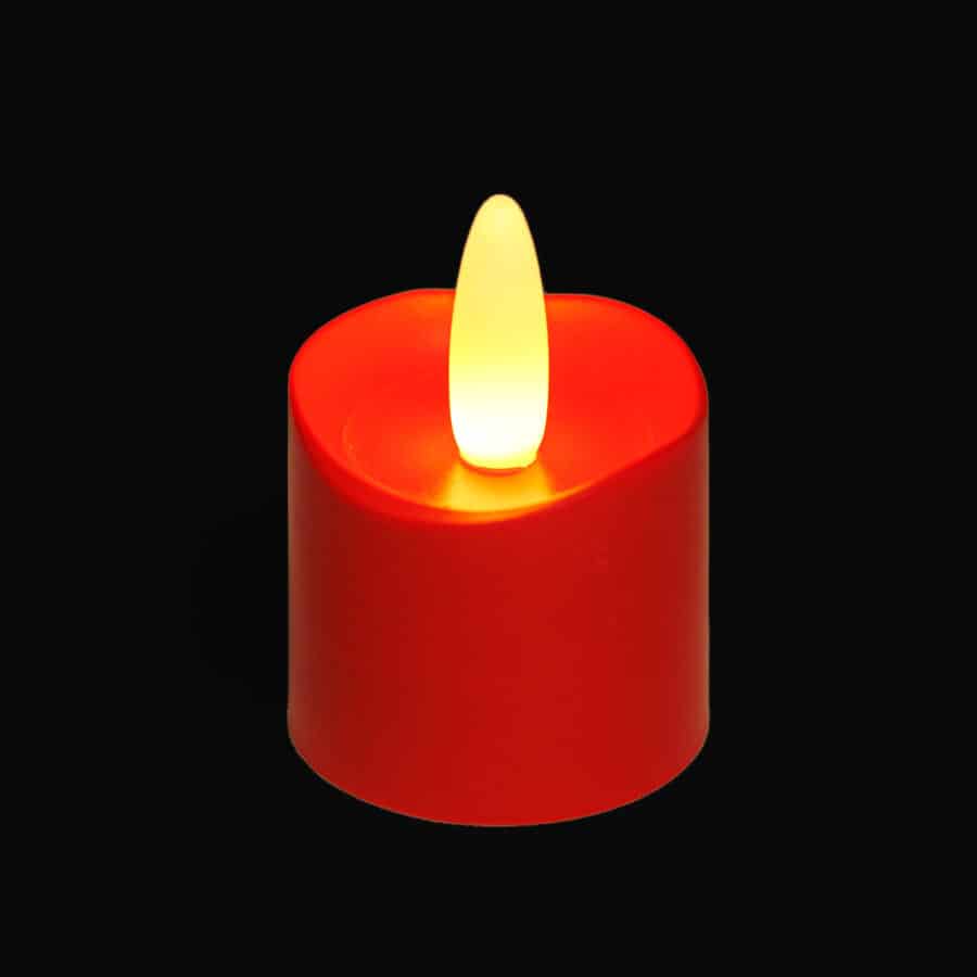 Een rode 12-delige set oplaadbare waxinelichtjes LED theelichtjes met timer, realistische gele vlam en 175 uur brandtijd gloeit tegen een zwarte achtergrond.