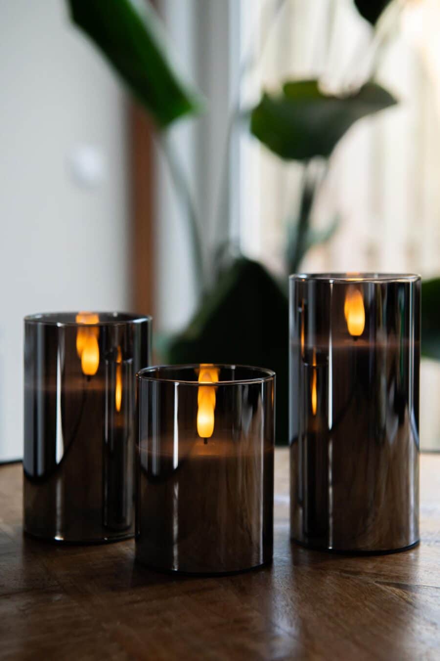 oplaadbare led kaarsen ter decoratie op een tafel