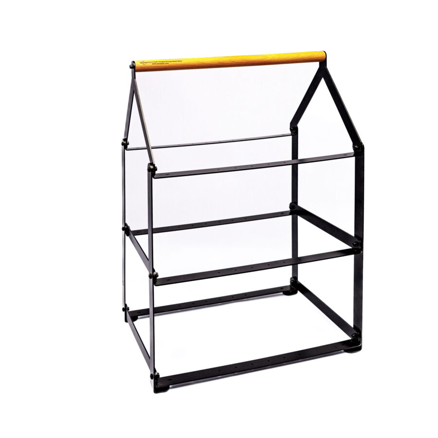 Het Oplaadrek voor oplaadbare waxinelichtjes of led tafellampen (35,5 x 21 x 51 cm) heeft een zwart metalen en houten huisvormig frame met drie planken en een oranje houten dakbalk - ideaal voor het uitstallen van je oplaadbare waxinelichtjes.