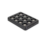 Een zwarte rechthoekige lader met twaalf ronde sleuven, ideaal voor het voeden van je LED theelichtje waterdicht oplaadbaar 175 uur warm wit LOS DORSETTO, wordt getoond op een witte achtergrond.