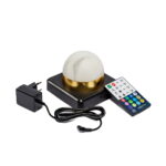 De 1 oplaadbare led tafellamp heeft een marmergrijs, bolvormig ontwerp met een goudkleurige voet. Hij is waterdicht, heeft een timerfunctie en wordt geleverd met een voedingsadapter plus een veelkleurige afstandsbediening met gelabelde knoppen.