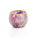 De Waxinelichthouder 8,5 CM Dorsetto mozaïek roos is een ronde glazen kandelaar met een mozaïekpatroon in paars, roze en goud op een witte achtergrond.