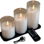 Drie oplaadbare LED kaarsen met warm wit licht op zwarte tray, inclusief afstandsbediening. De kaarsen hebben 105 uur brandtijd en leveren een sfeervolle uitstraling dankzij realistisch vlam-effect. USB-oplaadkabel meegeleverd.