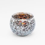 Theelichthouder DORSETTO 9 cm oranje is een ronde kandelaar van mozaïekglas met een gebarsten spiegelpatroon in zilver-, bruin- en oranjetinten, afgebeeld op een witte achtergrond.
