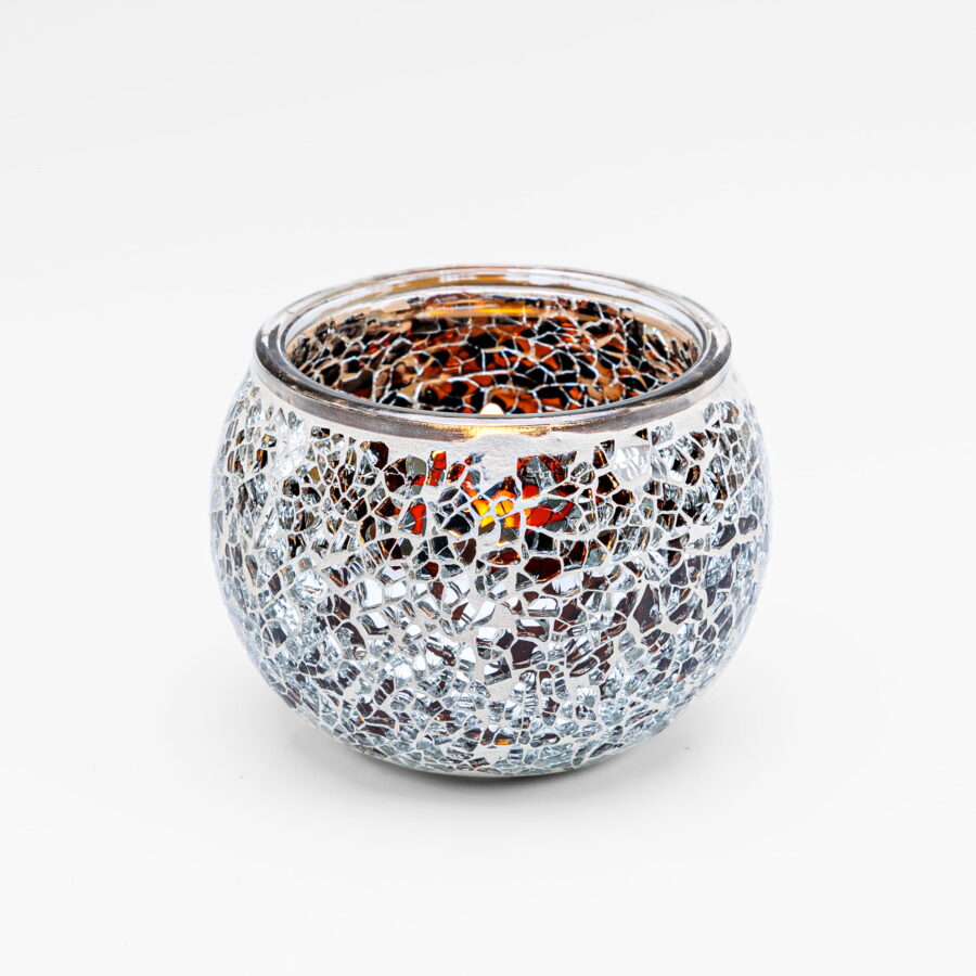 Theelichthouder DORSETTO 9 cm oranje is een ronde kandelaar van mozaïekglas met een gebarsten spiegelpatroon in zilver-, bruin- en oranjetinten, afgebeeld op een witte achtergrond.