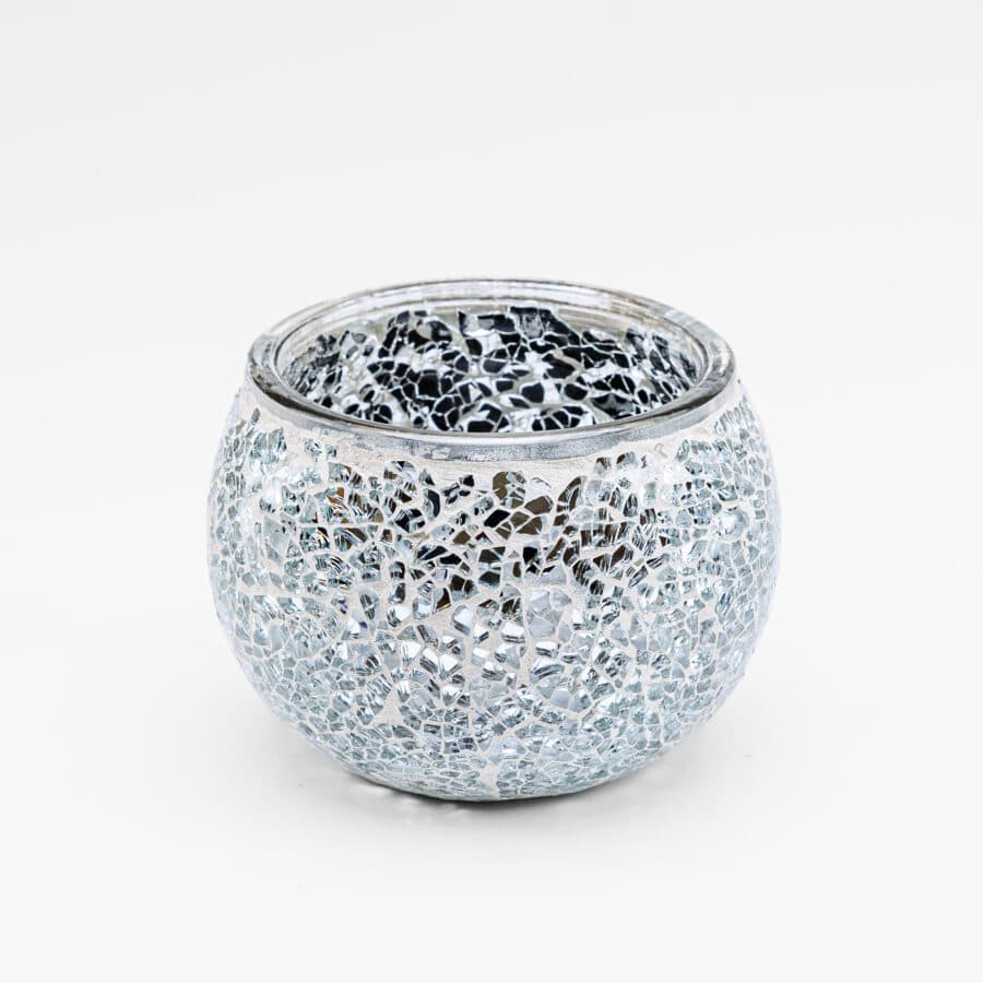 De Theelichthouder zwart 9 CM DORSETTO is een ronde glazen theelichthouder met een zilveren mozaïekpatroon en reflecterende, gebarsten glazen stukjes op het oppervlak, tegen een effen witte achtergrond.