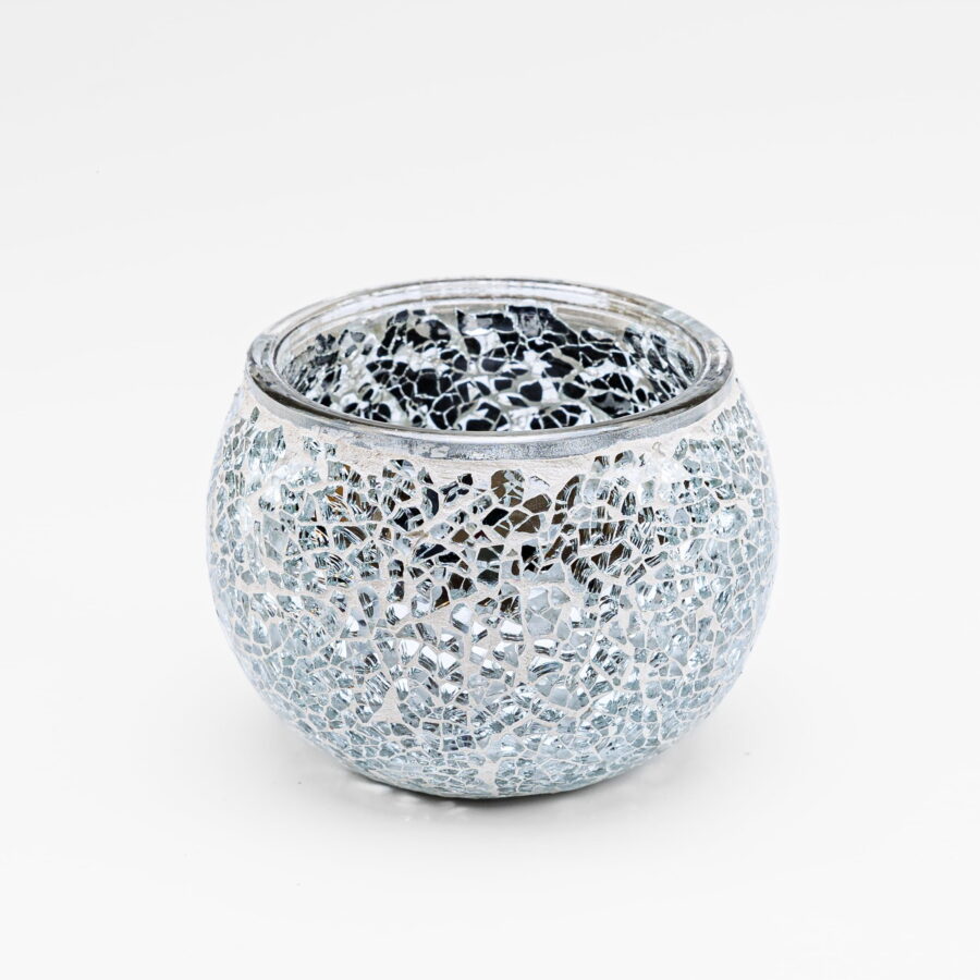 De Theelichthouder zwart 9 CM DORSETTO heeft een rond glazen ontwerp met een reflecterend zilveren mozaïekpatroon van kleine, onregelmatige stukjes glas voor een gebarsten effect, afgebeeld tegen een effen witte achtergrond.