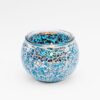 Theelichthouder 9 CM Dorsetto lichtblauw: een ronde glazen houder met een elegant blauw en zilver mozaïekpatroon, afgebeeld op een effen witte achtergrond.