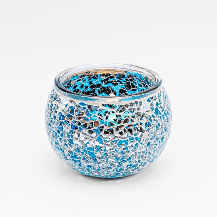 Theelichthouder 9 CM Dorsetto lichtblauw: een ronde glazen houder met een elegant blauw en zilver mozaïekpatroon, afgebeeld op een effen witte achtergrond.