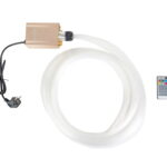 De Sterrenhemel RGB (900 sterren) met afstandsbediening heeft een goudkleurige LED-lichtbron met een netsnoer, bevestigd aan een opgerolde bundel witte glasvezelstrengen en een afstandsbediening die aan de rechterkant is geplaatst.