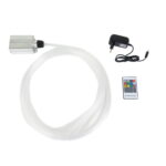 LED Sterrenhemel RGB (180 sterren) met afstandsbediening: een transparante glasvezel kabel, zilveren control box, zwarte adapter en compacte rechthoekige afstandsbediening met kleurknoppen op een witte achtergrond.