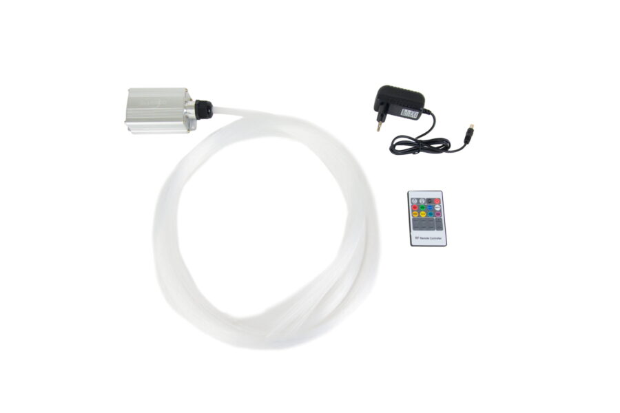 LED Sterrenhemel RGB (180 sterren) met afstandsbediening: een transparante glasvezel kabel, zilveren control box, zwarte adapter en compacte rechthoekige afstandsbediening met kleurknoppen op een witte achtergrond.
