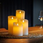 4 verschillende maten led kaarsen op een tafel