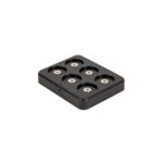 Een zwart rechthoekig oplaaddock met zes ronde sleuven, elk met een metalen contact voor LED theelichtje waterdicht oplaadbaar 175 uur warm wit LOS DORSETTO, getoond op een witte achtergrond.