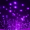 Een donker plafond verlicht door vele kleine, gloeiende paarse LED's van de LED Sterrenhemel RGB (180 sterren) met afstandsbediening, waardoor een sterrenhemeleffect ontstaat.