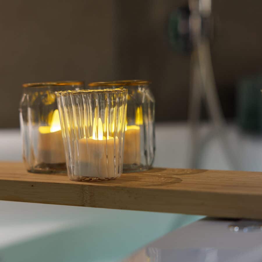 Twaalf oplaadbare waxinelichtjes met 175 uur brandtijd, waterdicht en met afstandsbediening en timerfunctie zorgen op de badrand voor een warme, ontspannen sfeer.