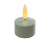 De Oplaadbare waxinelichtjes Lichen no.19 in olijfgroen heeft een zacht geeloranje LED vlam en biedt tot 175 uur licht op batterijen, afgebeeld tegen een effen witte achtergrond.